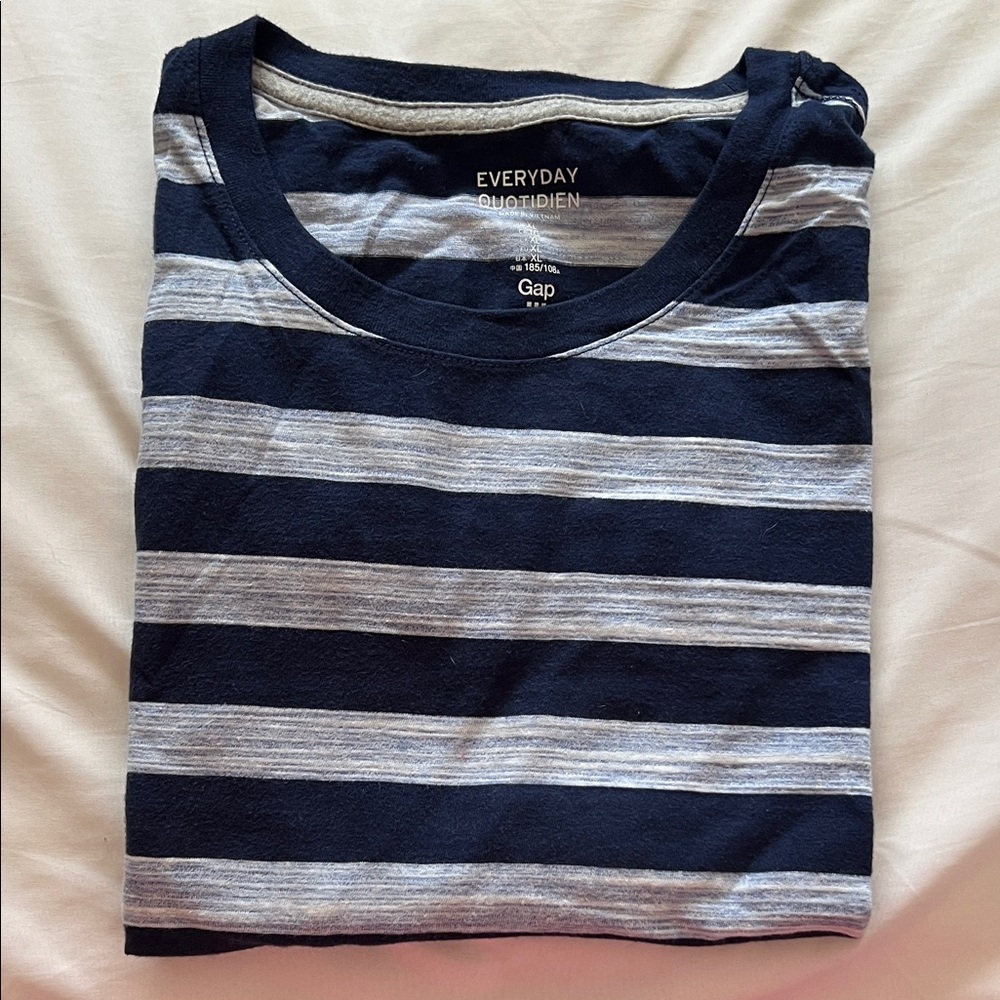 GAP Men's Short Sleeve Shirt in Navy and Gray Stripes